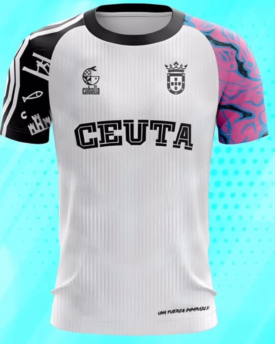 Camiseta de fútbol blanca con texto 