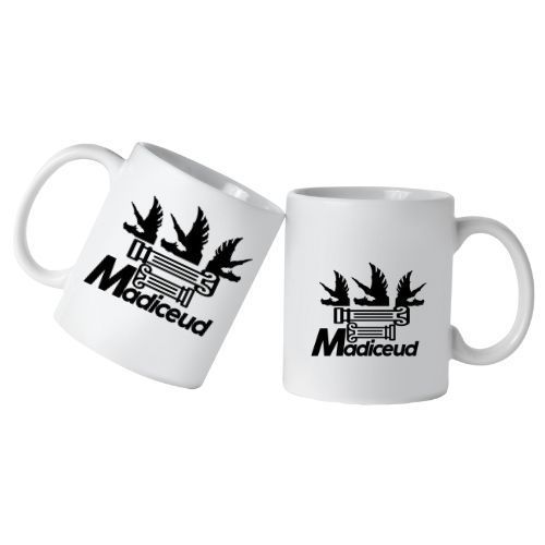 Dos tazas blancas con logo negro: texto