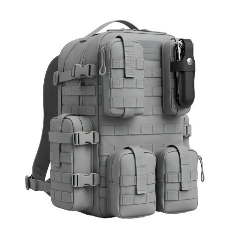 Mochila táctica gris con múltiples bolsillos y funda de cuchillo negra adjunta.