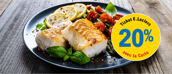 20 % en ticket E.Leclerc avec la carte. Présentation de deux morceaux de poisson blanc cuisinés sur une assiette plate avec des asperges vertes et des tomates cerises..