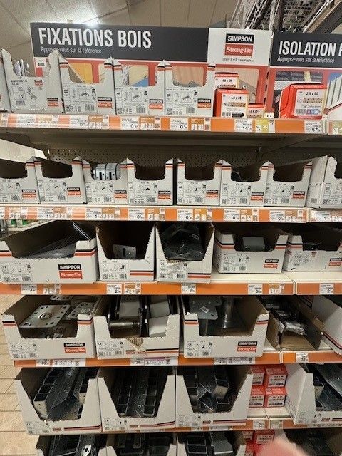 Des étagères remplies de divers articles de quincaillerie dans un magasin.