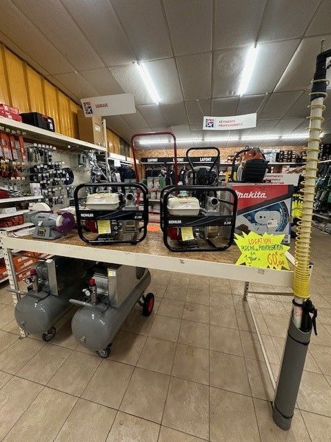 Présentoir de quincaillerie : générateurs, compresseur d’air et outil électrique Makita.