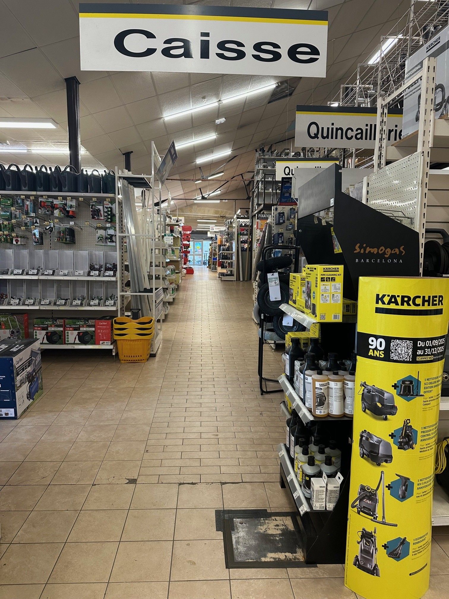 Allée d'un magasin de quincaillerie.