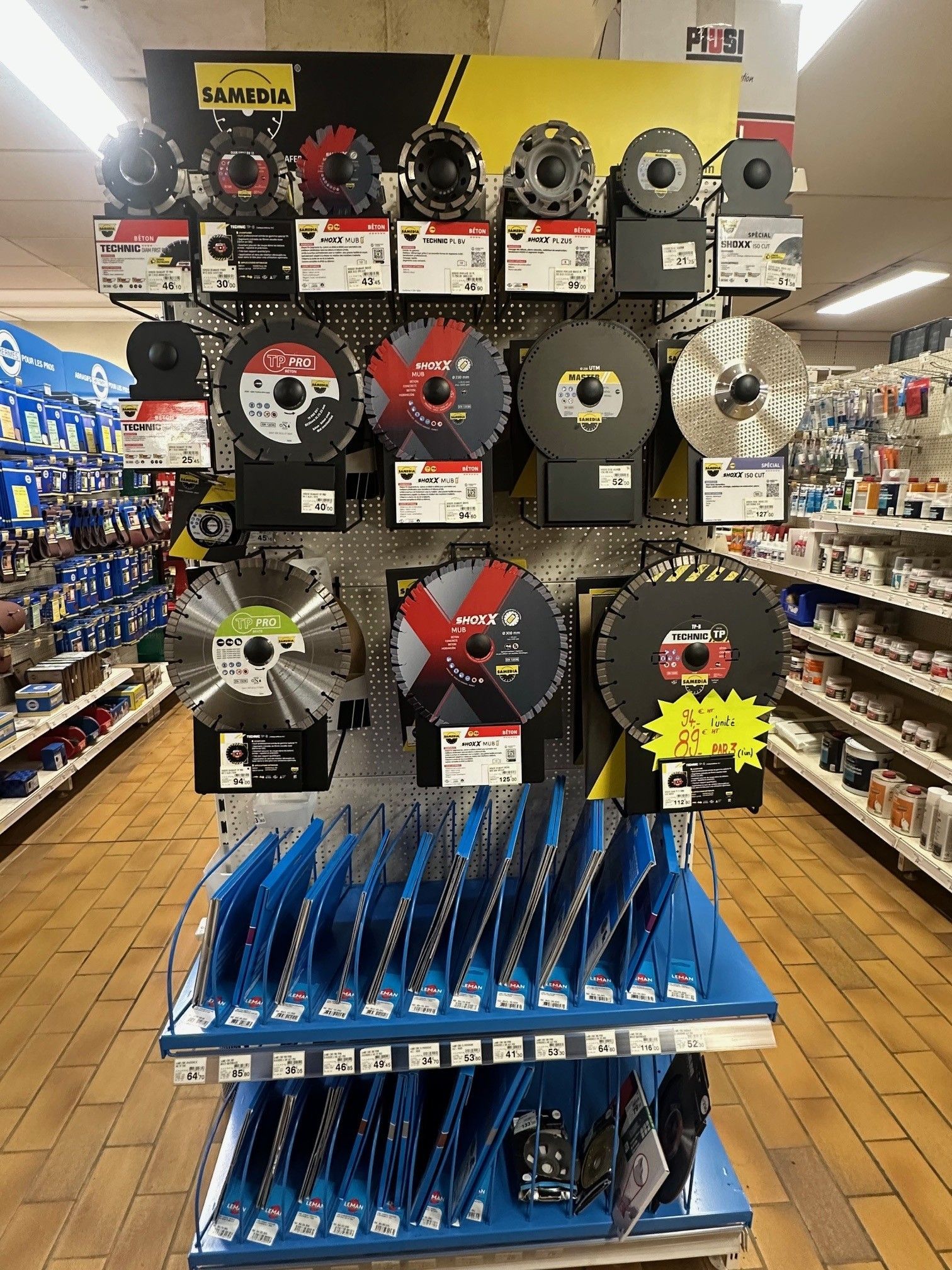 Présentoir en magasin, exposant différentes lames de scie circulaire.