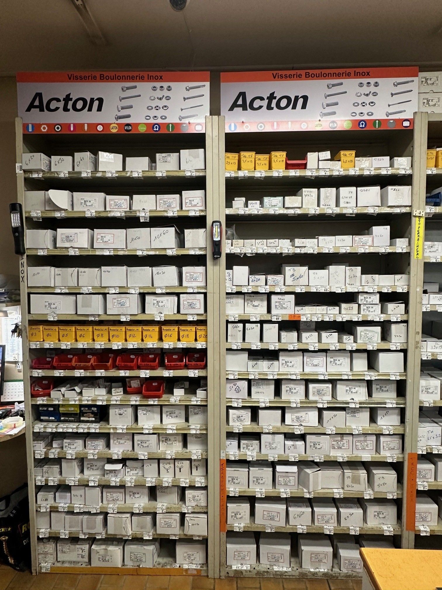 Des étagères remplies de boîtes de visserie.