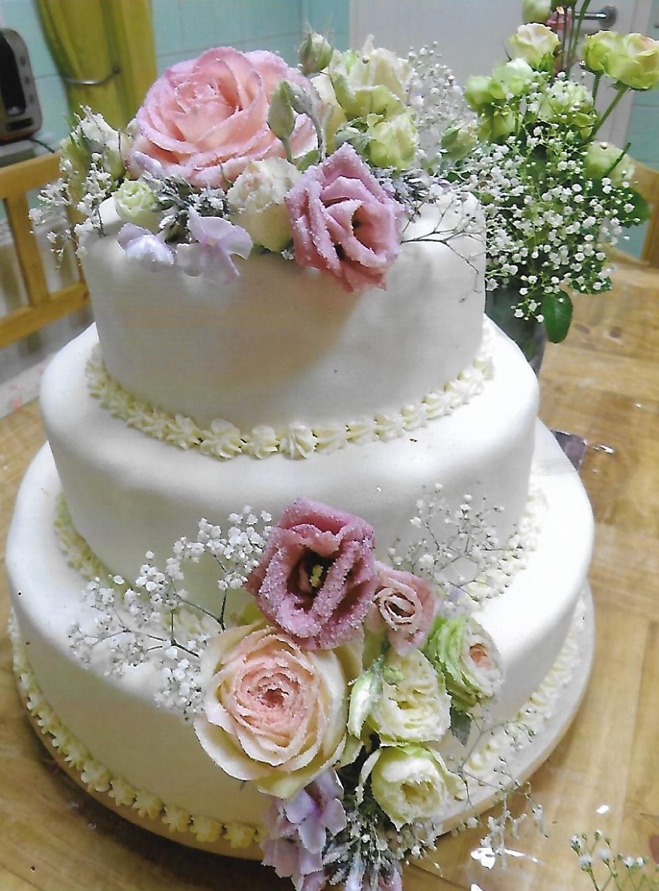 Hochzeitstorte mit Blumen