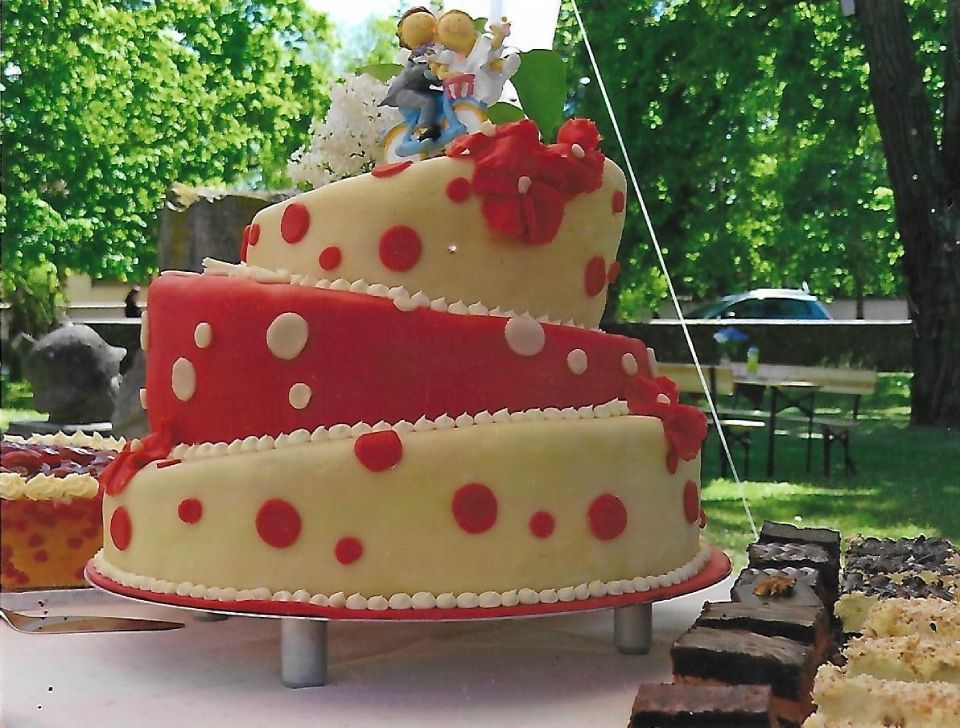 Rot-gelbe Torte mit Punkten