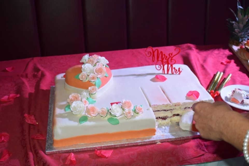 Flache Hochzeitstorte auf pinkem Untergrund