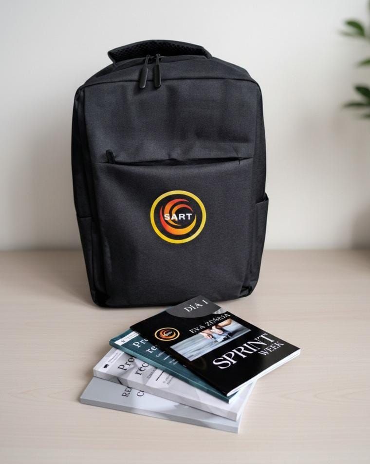 Mochila negra con logo y pila de folletos sobre una superficie clara.