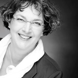 Ursula Ostgathe schwarz-weiss Foto Portrait mit Brille