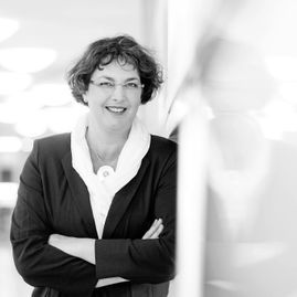 Ursula Ostgathe schwarz-weiss Foto an der Wand angelehnt