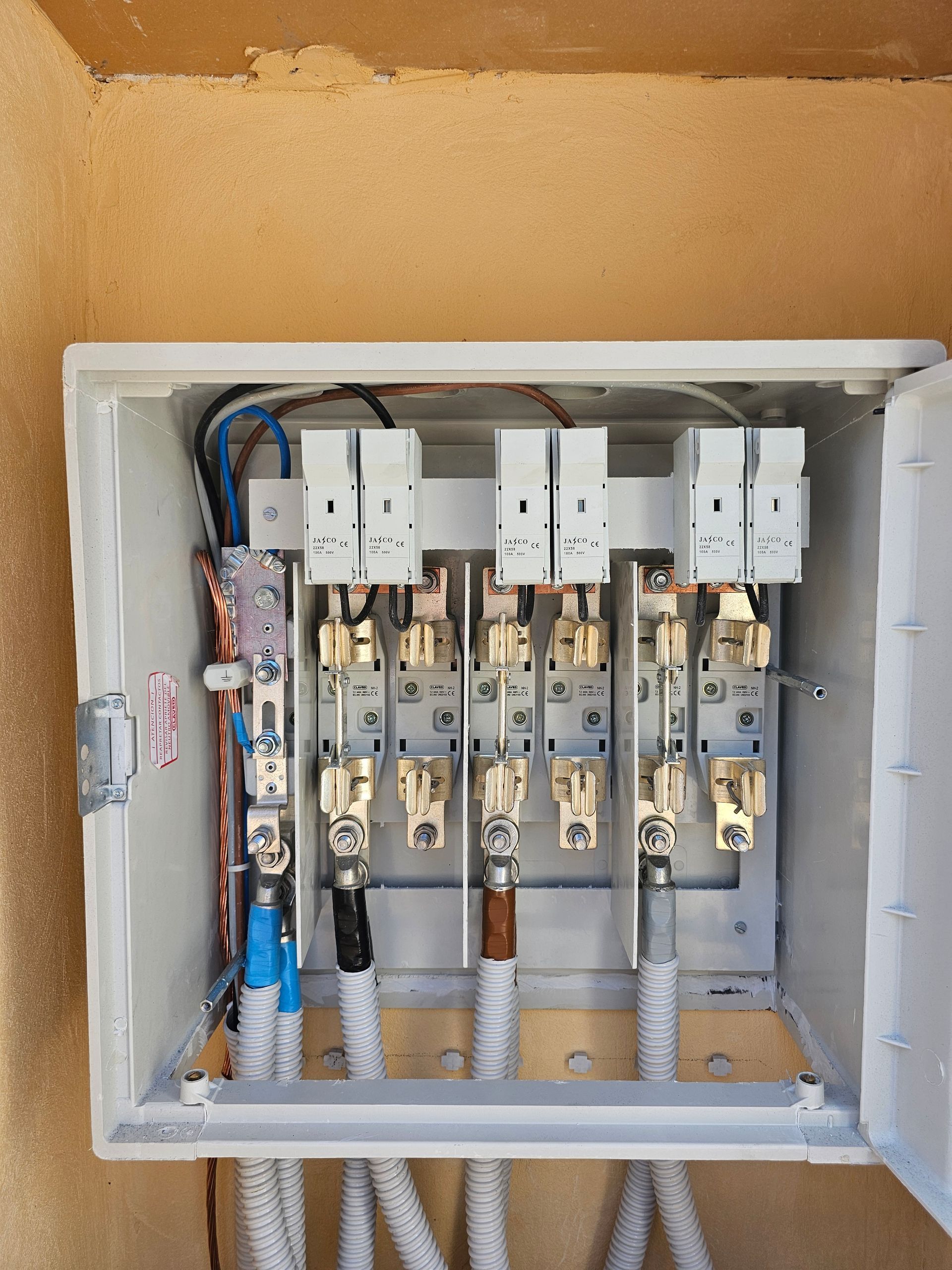 Una caja blanca con un montón de cables dentro.