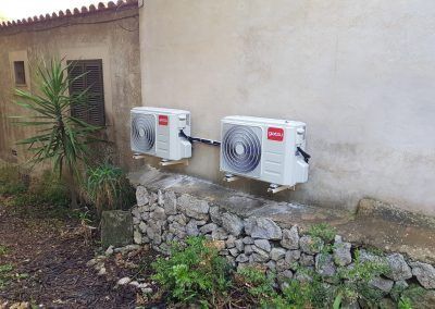 Dos acondicionadores de aire están montados en el lateral de un edificio.
