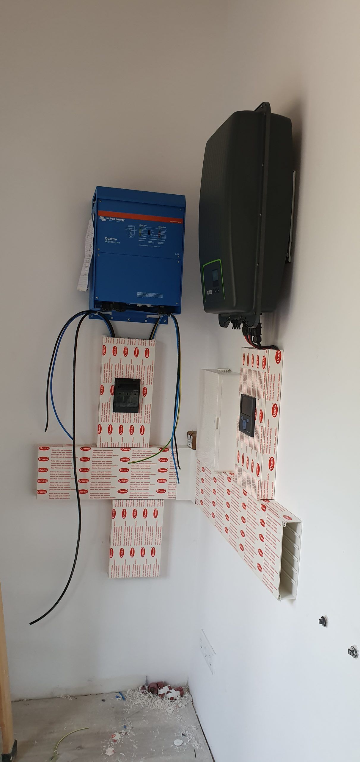 Una habitación con muchos equipos eléctricos colgados en la pared.