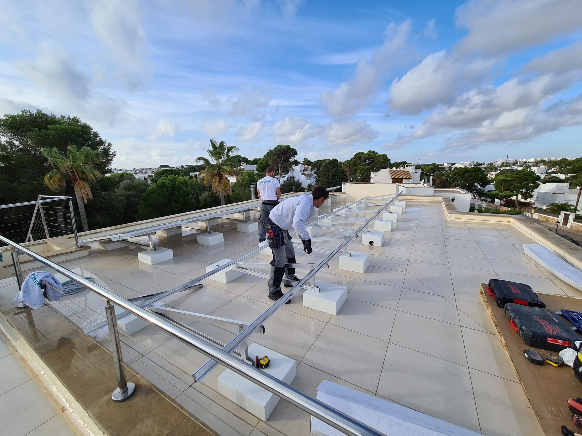 Un grupo de personas está trabajando en el tejado de un edificio.