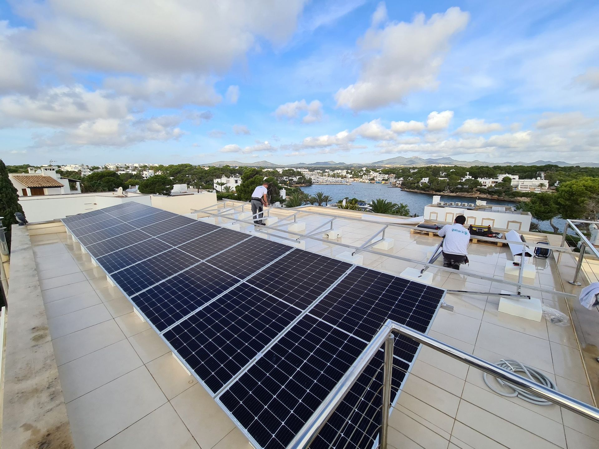 Un techo con muchos paneles solares.