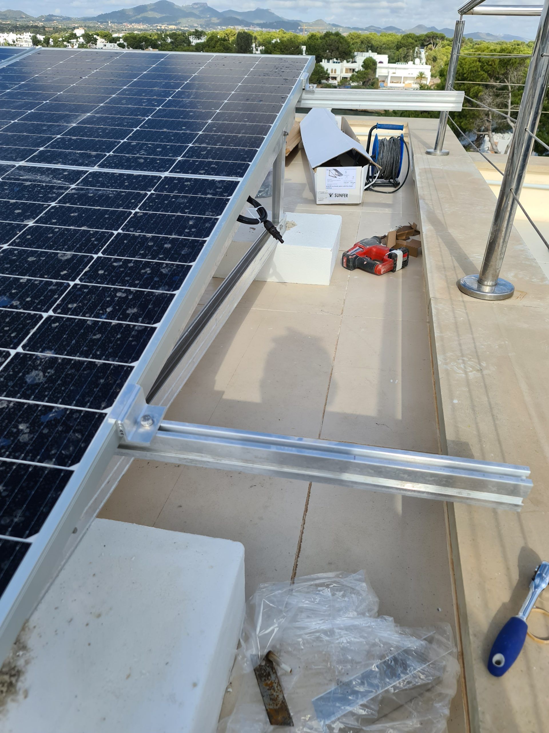 Se está instalando un panel solar en el tejado de un edificio.