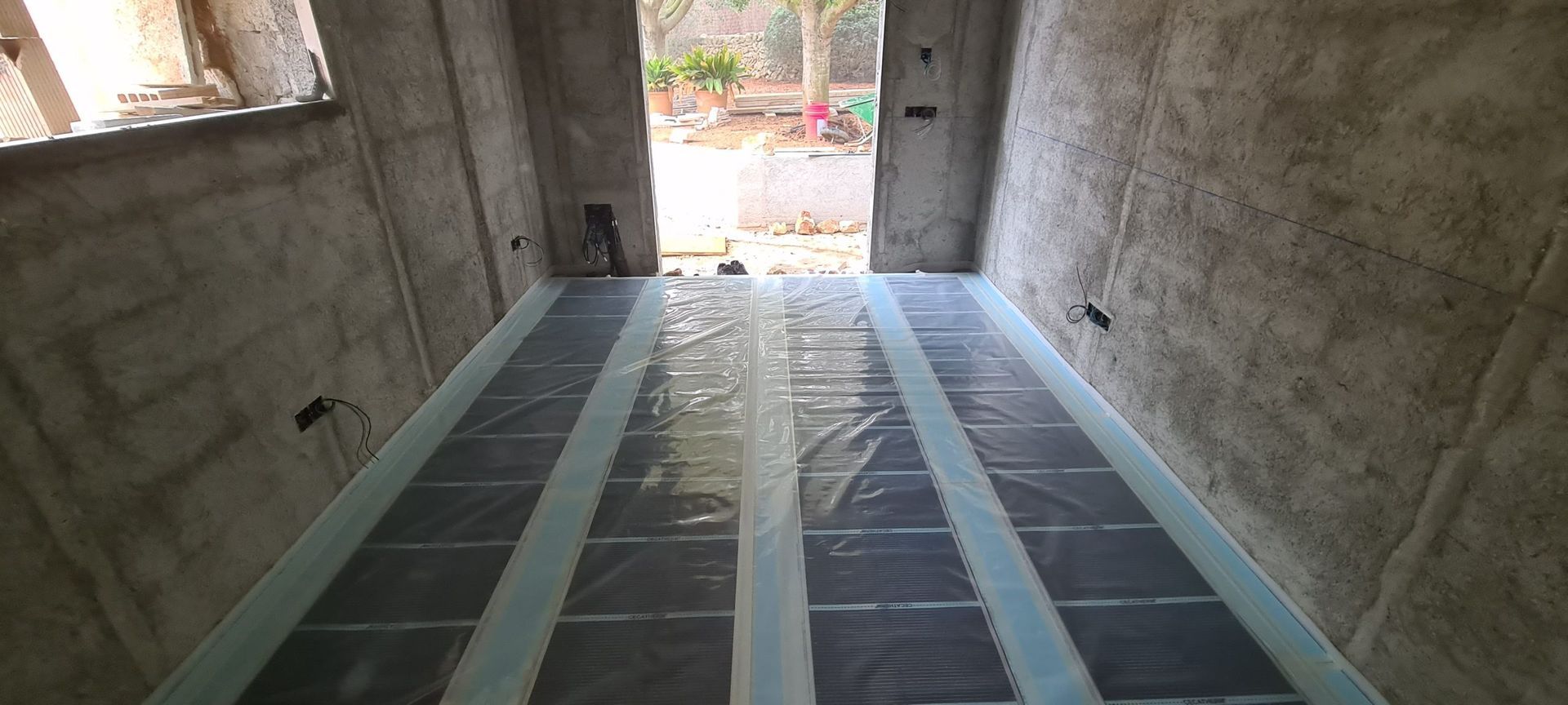 Una habitación con mucho plástico en el suelo y una puerta.