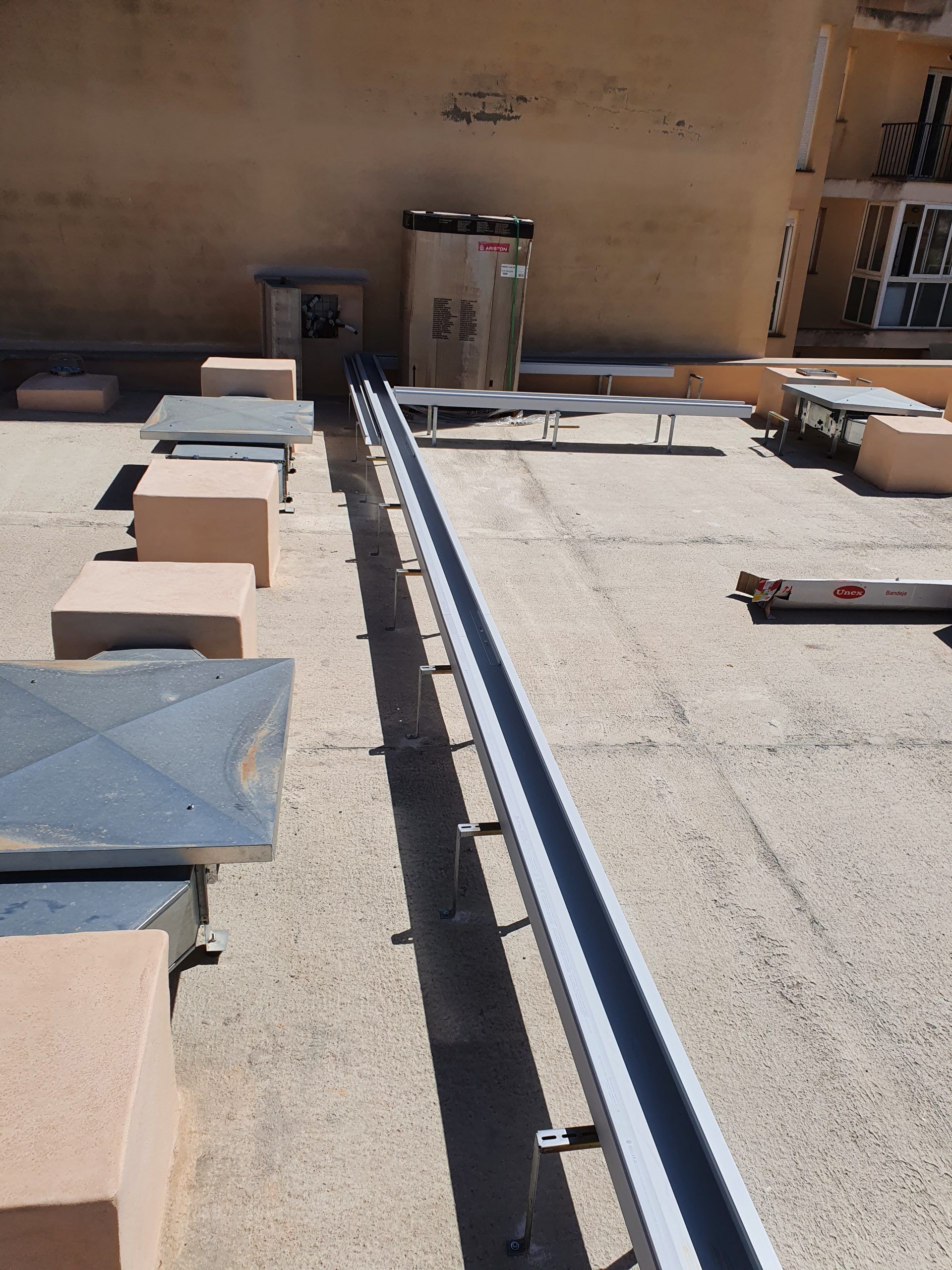 Una fila de bloques de hormigón están alineados en un techo.