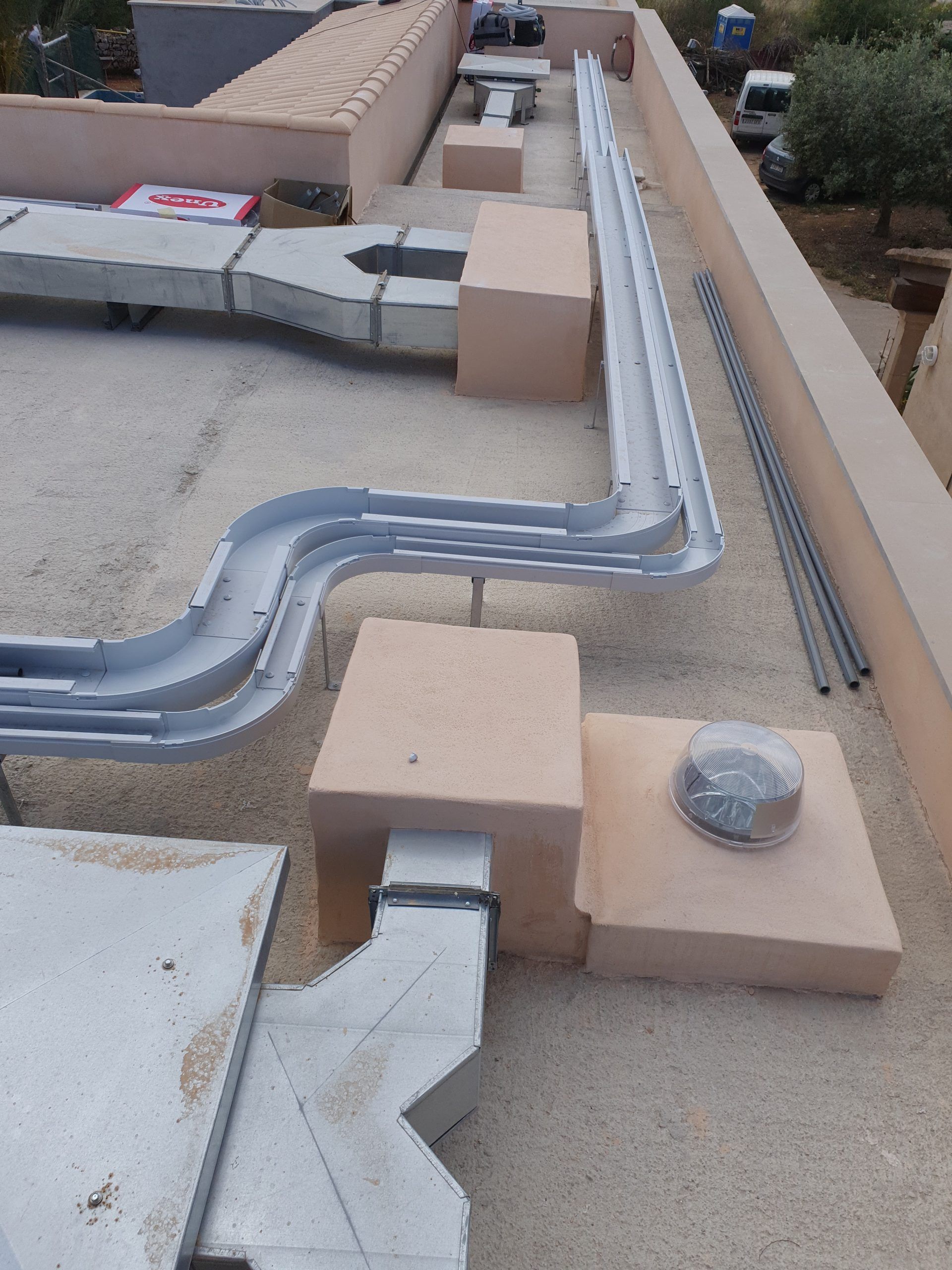 Un techo con muchas tuberías encima