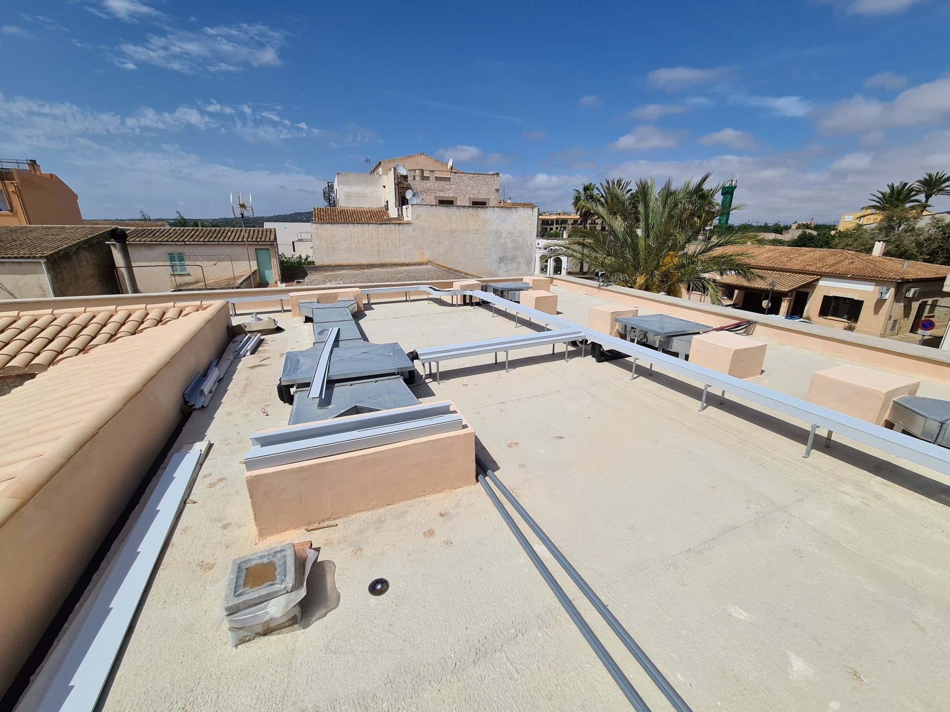 El techo de un edificio con muchas tuberías.