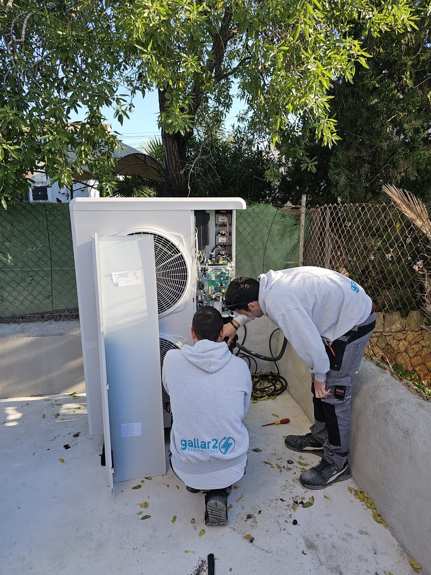 Dos acondicionadores de aire están montados en el lateral de un edificio.
