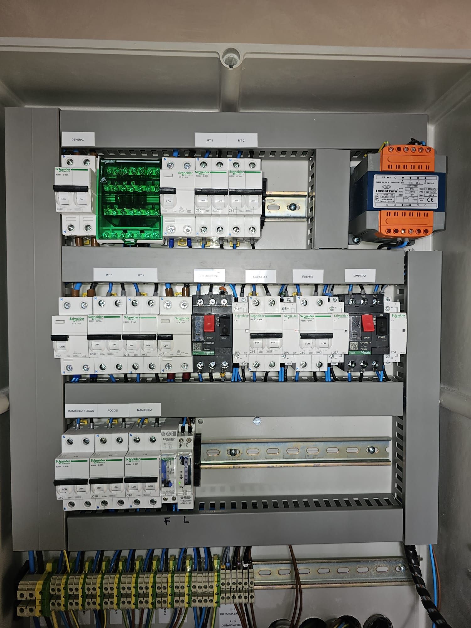 Un rack de servidores con muchos cables saliendo de él