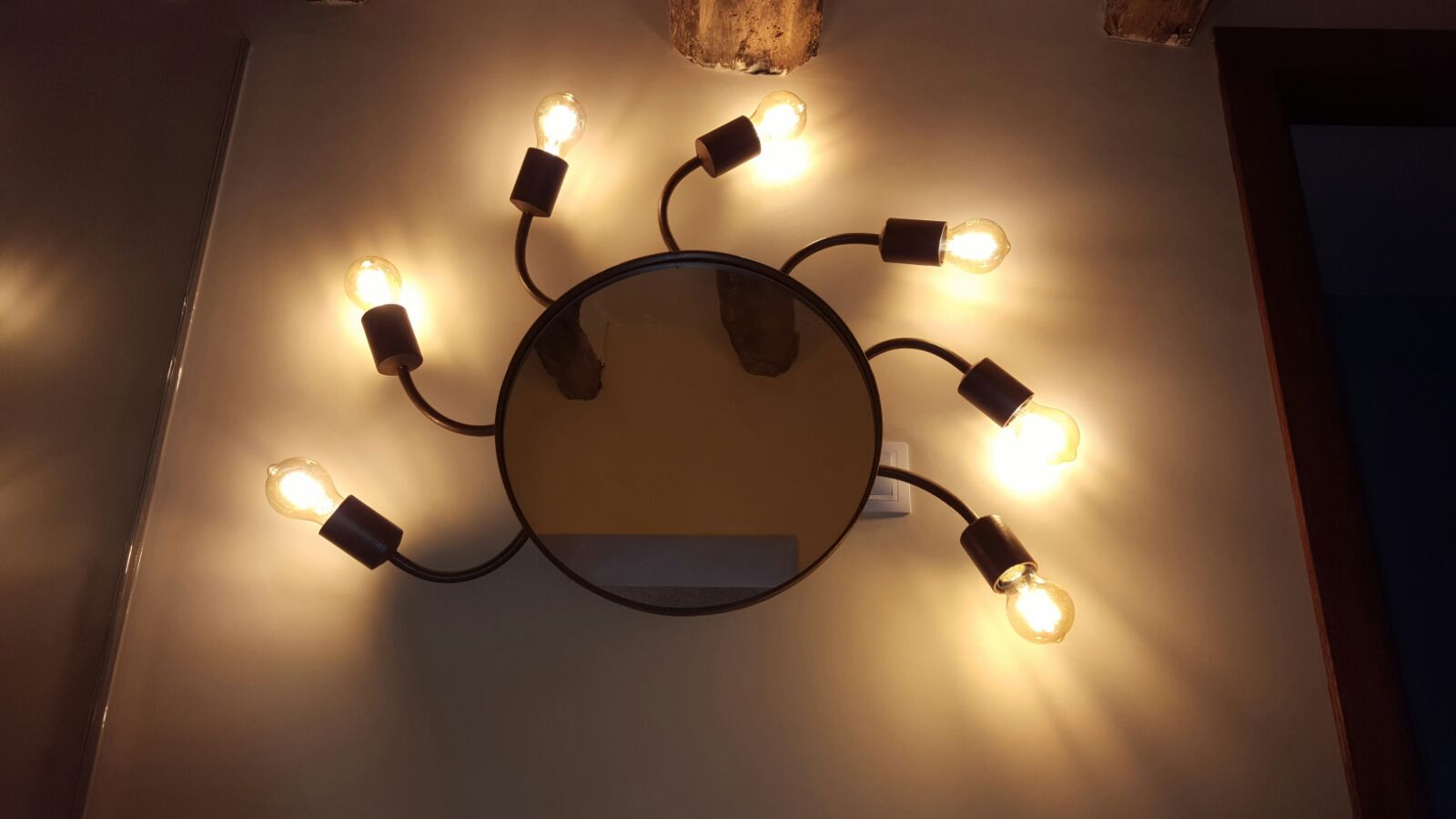 Un espejo con un montón de luces colgando de él.