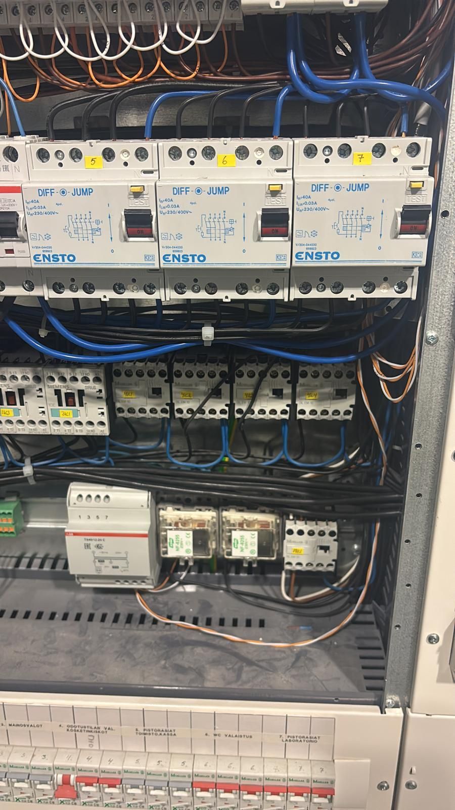 Sähkökeskuksen uusiminen ja sähkösaneeraus Sipoo. Kodin sähköturvallisuuden ja sulaketaulun päivitys.