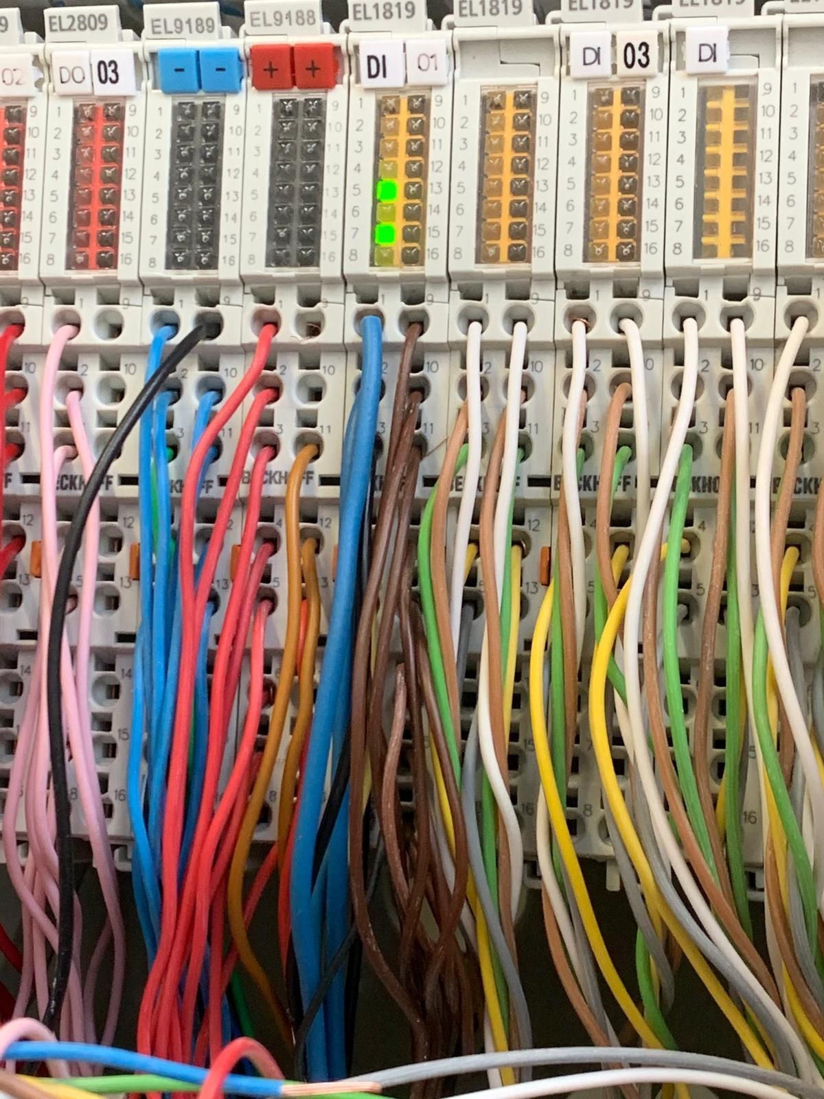 Sähkökeskuksen kytkentä ja kaapelointi uudiskohteessa Vantaalla. KLM Rakennusapu Oy sähkötyöt.