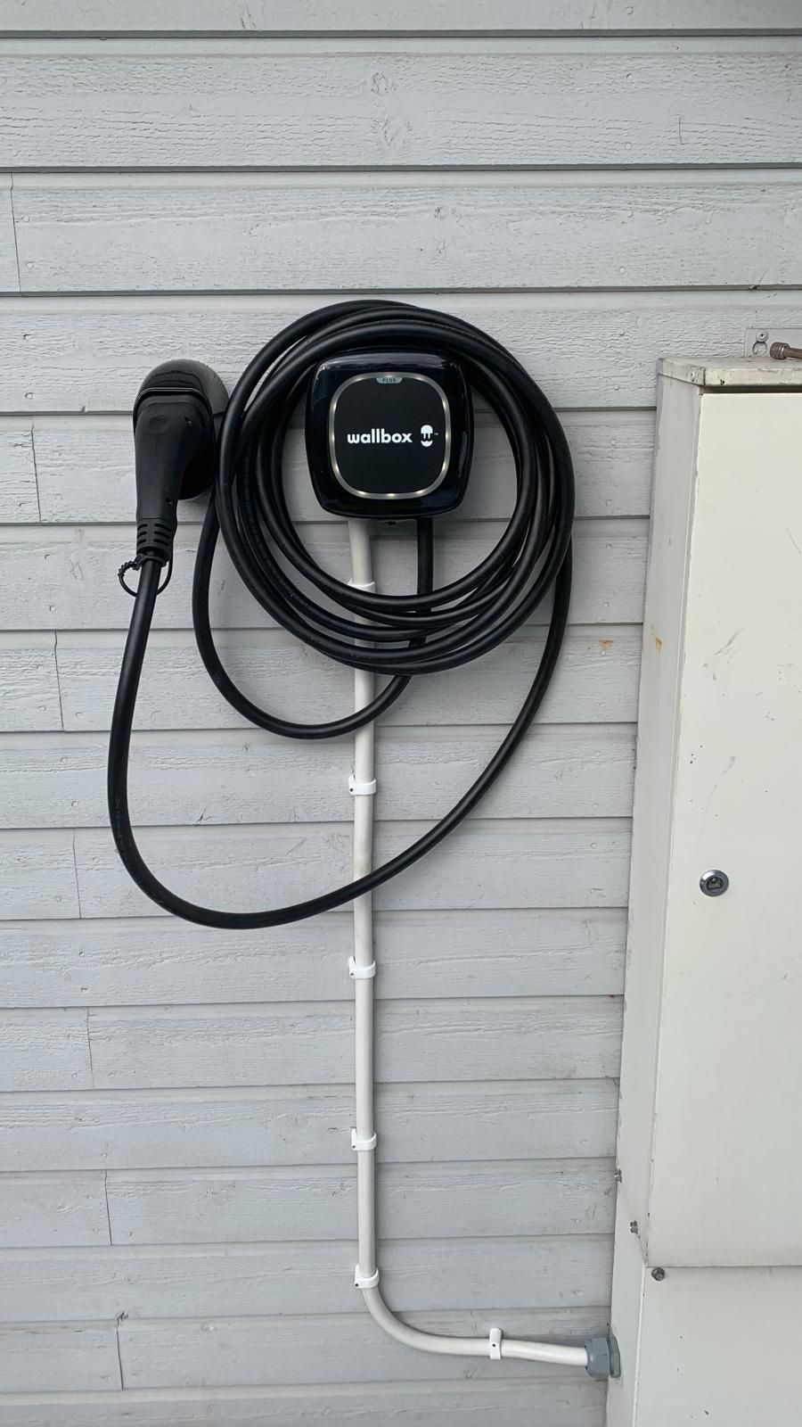 Sähköauton latausaseman asennus pientaloon Sipoossa. Ammattimainen sähköauton latauspiste kotiin.