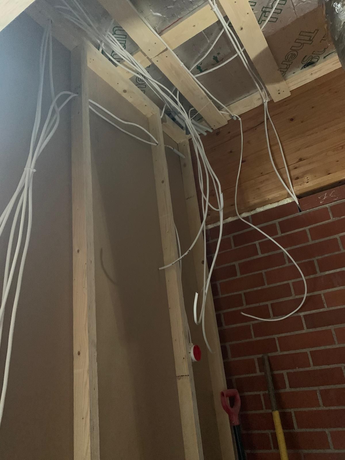 Uudisrakennuksen sähkötyöt ja kaapelivedot rakennusvaiheessa Vantaa. Omakotitalon sähköurakointi.