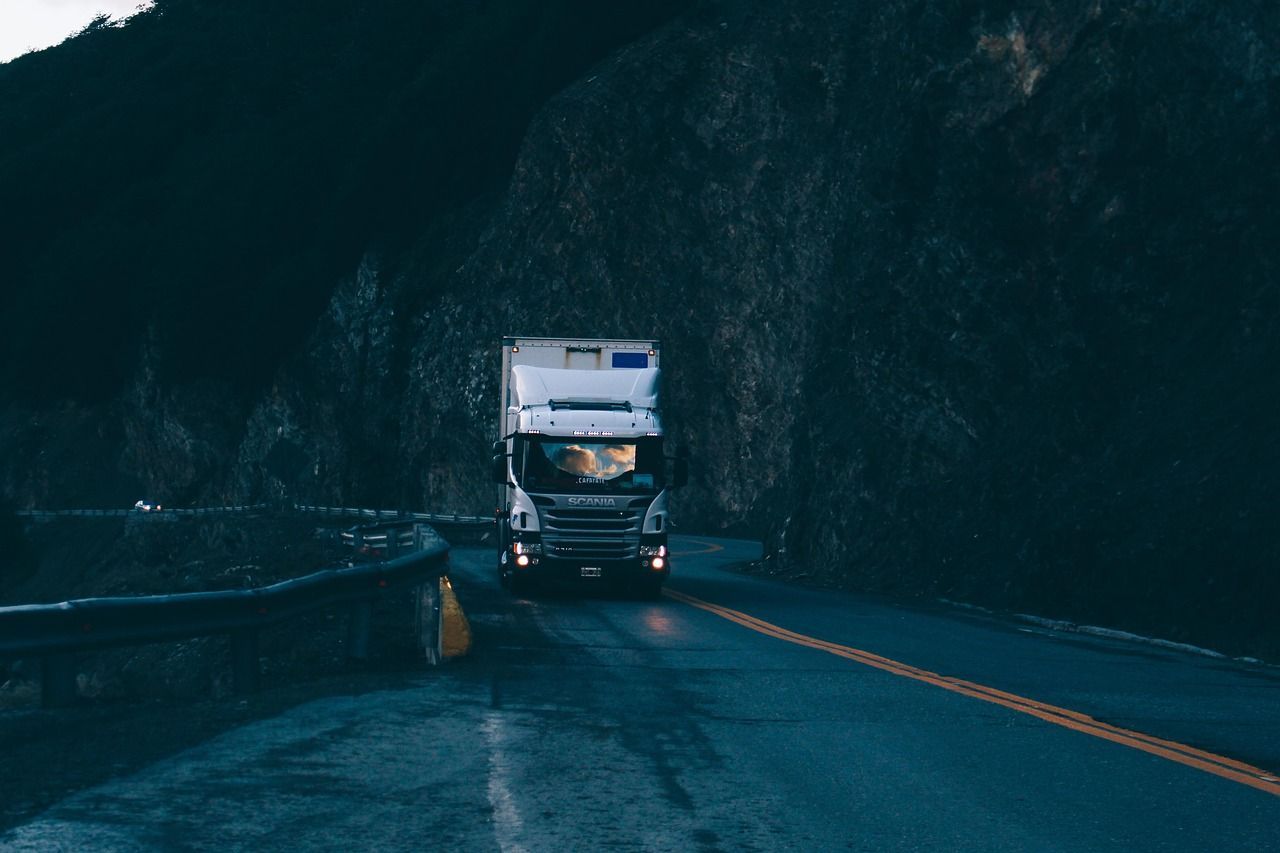 Un camión circula por una carretera de montaña por la noche.