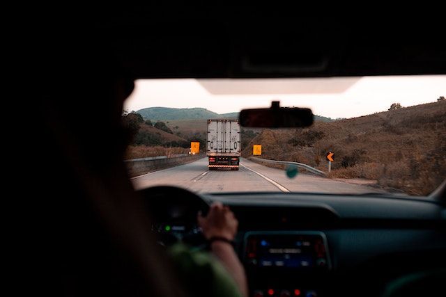 Una persona está conduciendo un coche por una autopista.