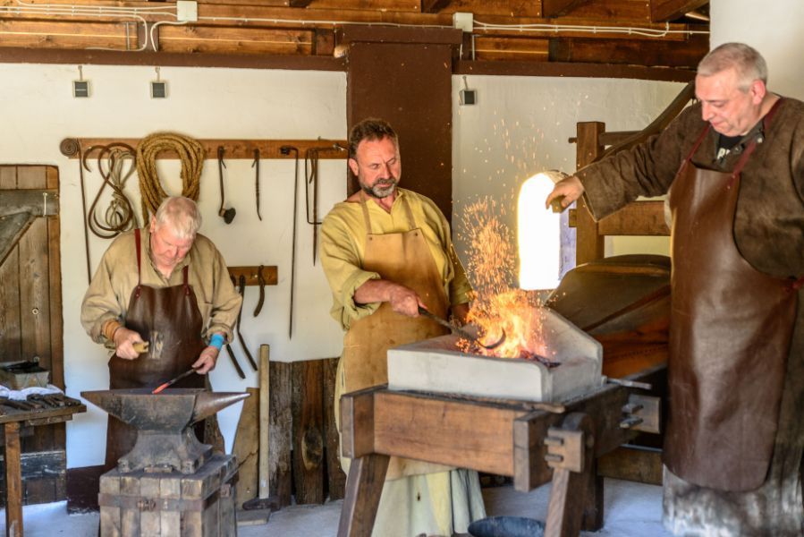Bibeldorf - Handwerker bei der Arbeit