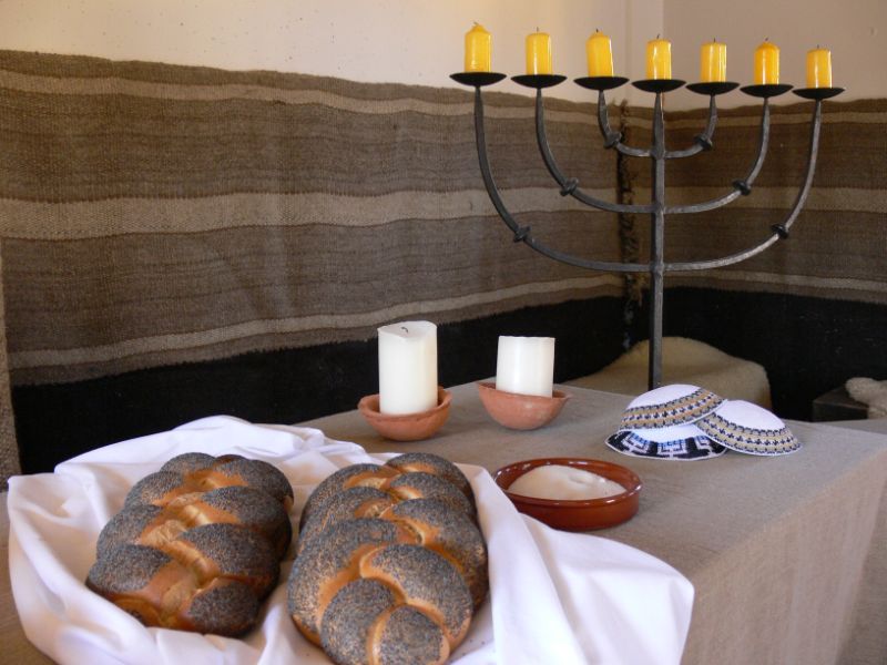 Bibeldorf - Brote auf dem Tisch