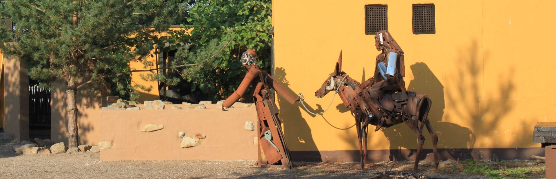 zwei Menschen und ein Esel