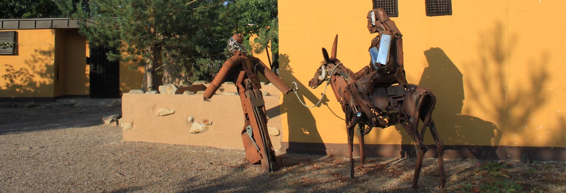 zwei Menschen und ein Esel