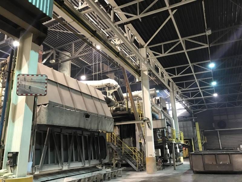 Un grand entrepôt avec beaucoup de machines et d'escaliers