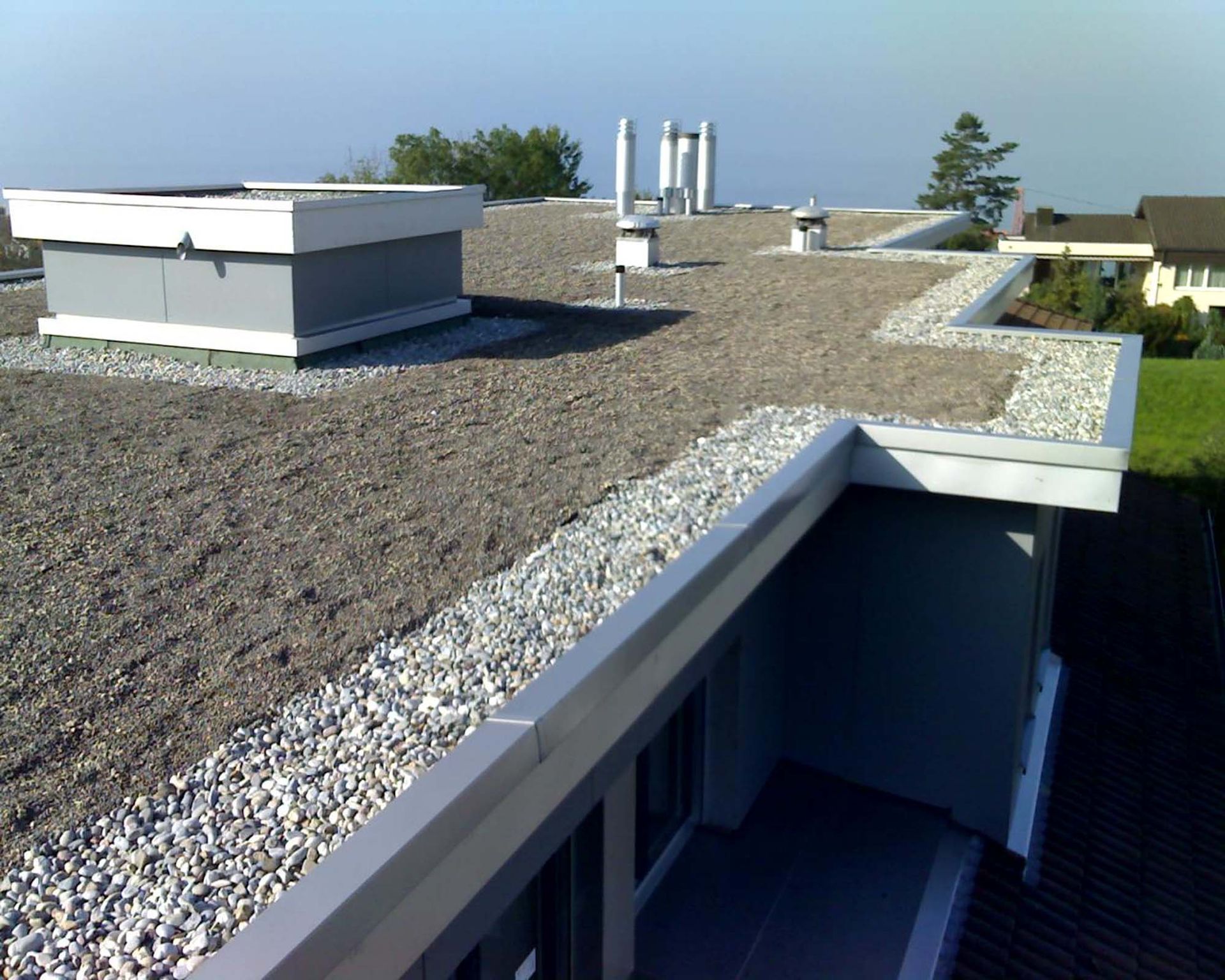 Ein Dach mit viel Kies darauf