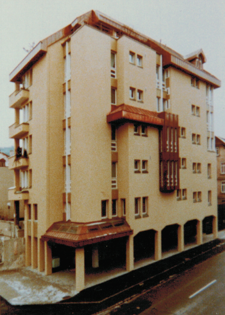 Ein großes Gebäude mit vielen Fenstern und Balkonen