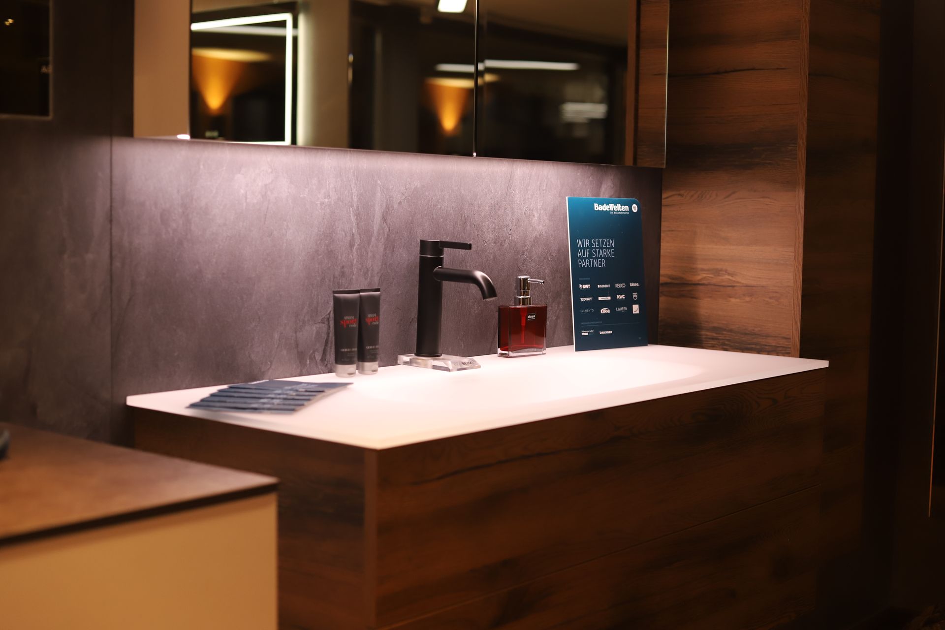 Ein Badezimmer mit einem Waschbecken und einem Schild mit der Aufschrift 