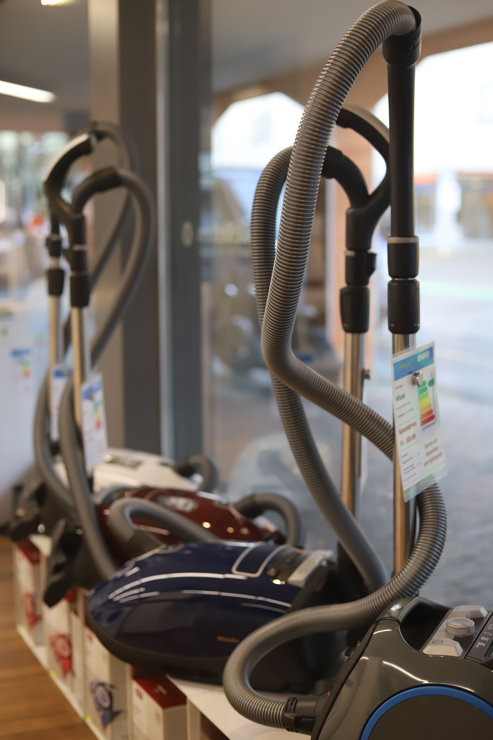 In einem Geschäft sind mehrere Staubsauger ausgestellt