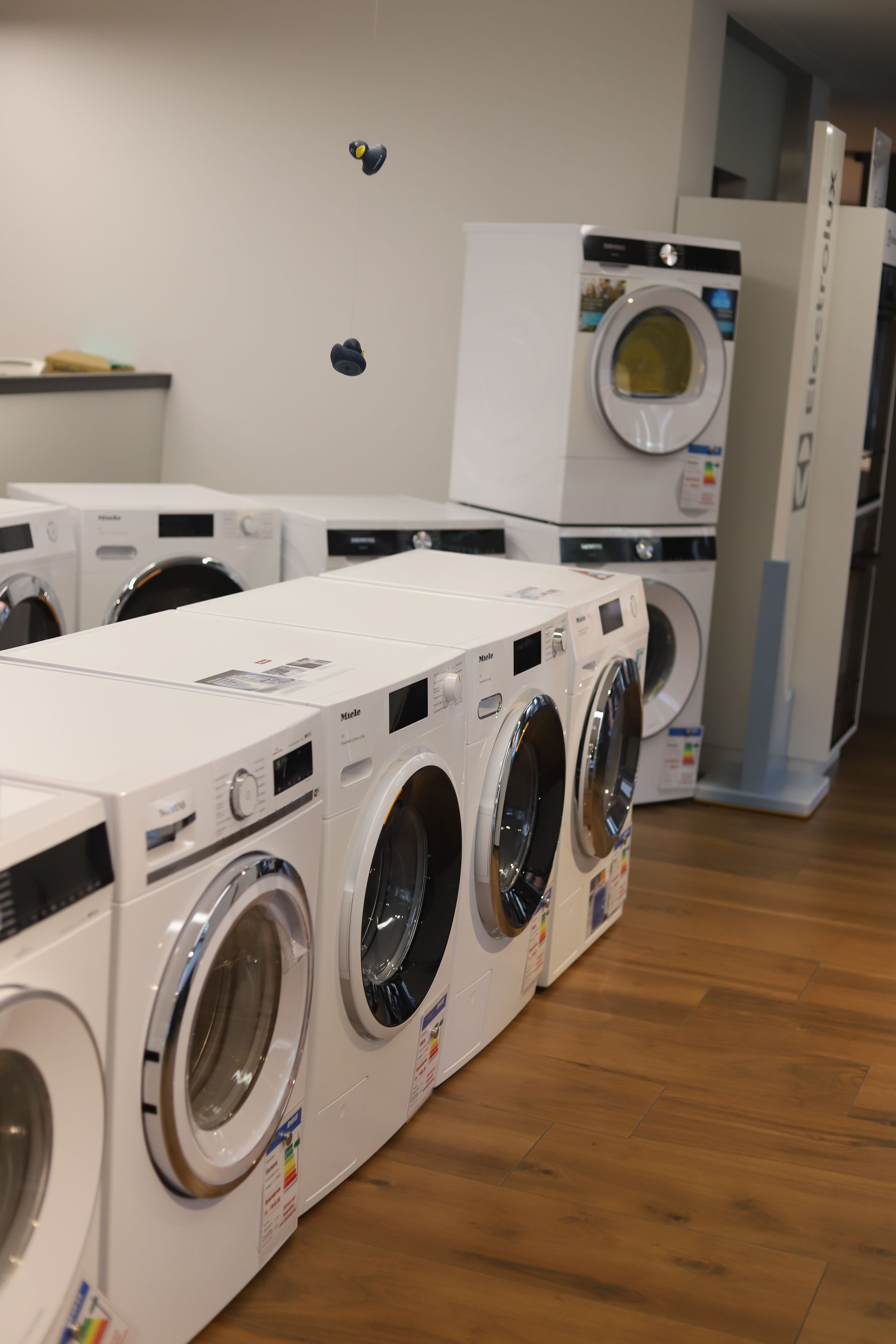 Eine Reihe von Waschmaschinen und Trocknern in einem Waschsalon