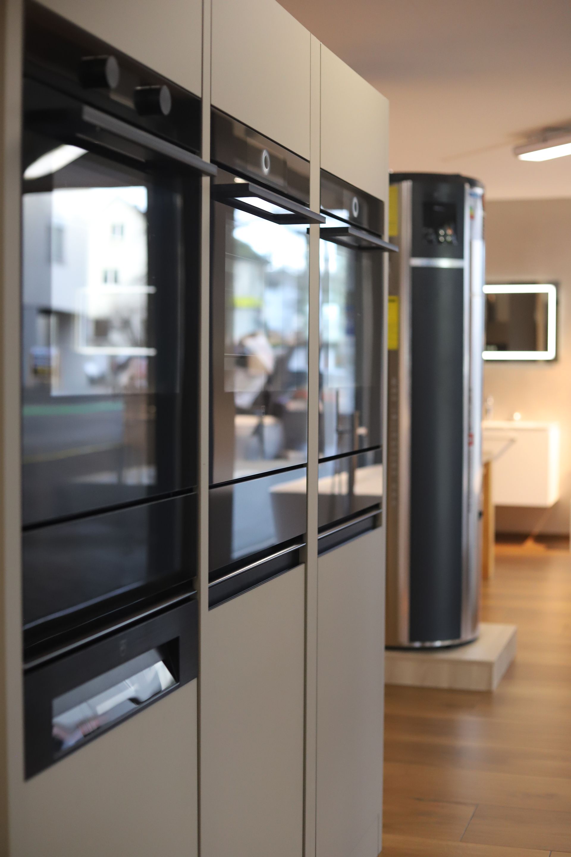 Eine Reihe von Geräten aus Edelstahl in einer Küche