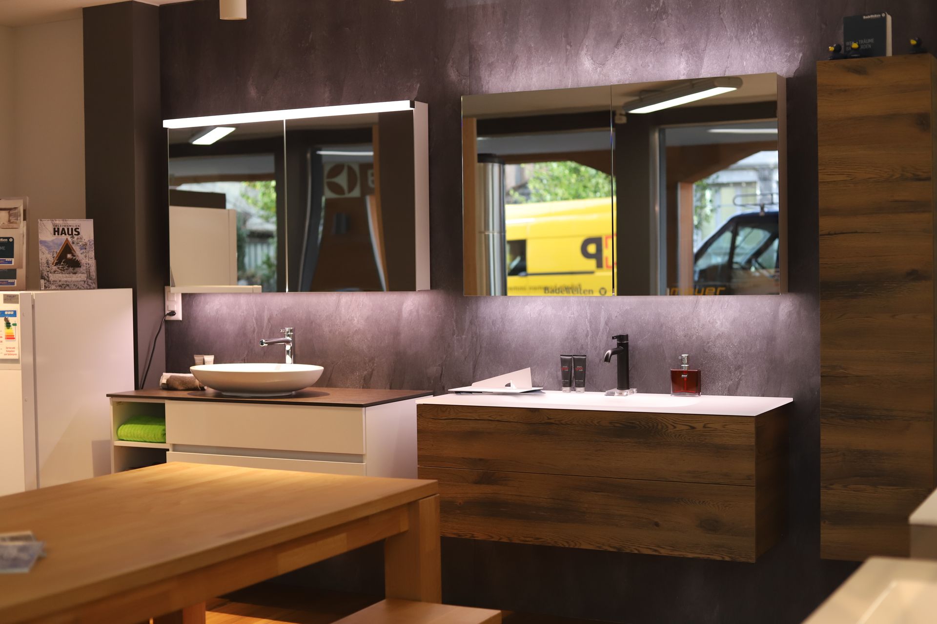 Ein Badezimmer mit zwei Waschbecken und einem Spiegel mit der Zahl 9 darauf