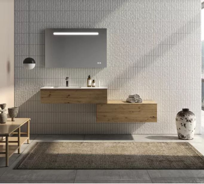 Ein Badezimmer mit Waschbecken, Spiegel und Teppich.