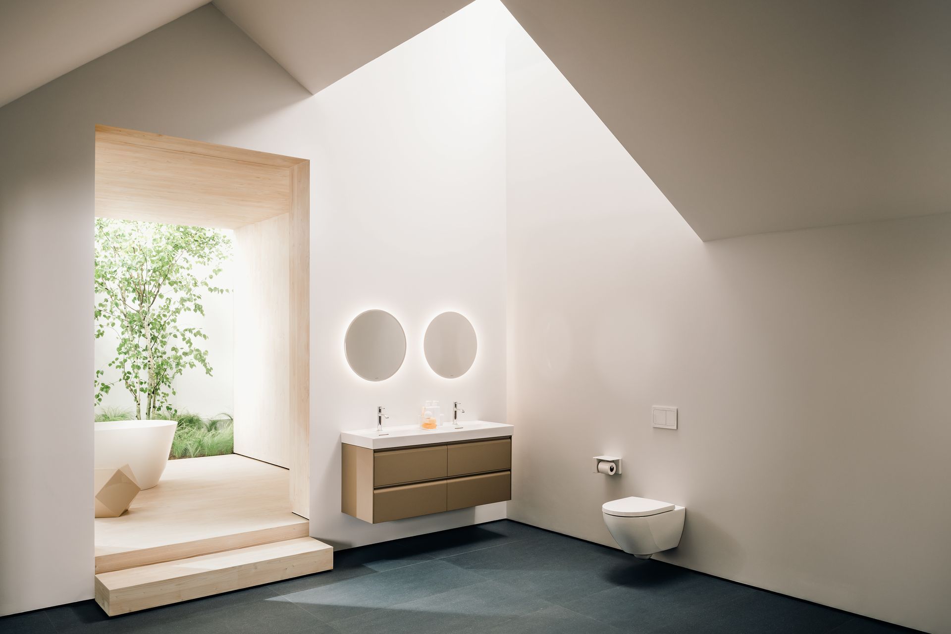 Ein Badezimmer mit zwei Waschbecken, einer Toilette und einem Fenster