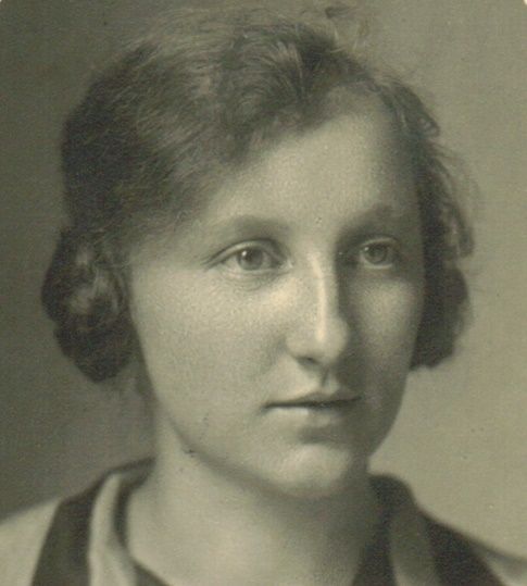 Das Gesicht einer Frau ist auf einem Schwarzweißfoto zu sehen