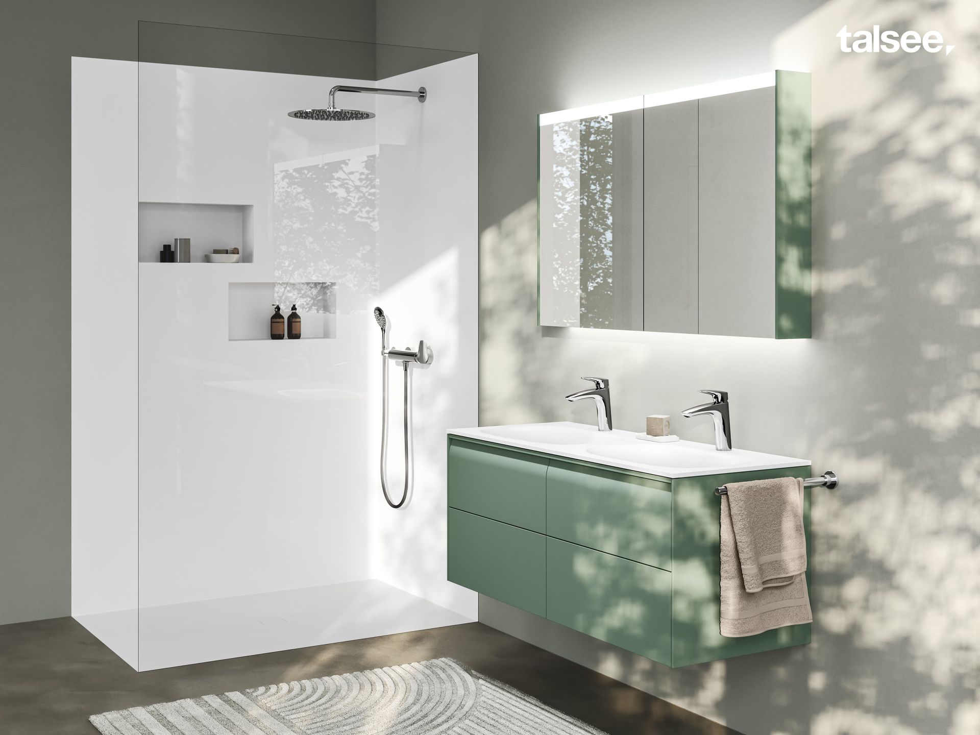 Ein Badezimmer mit Dusche, Waschbecken und Spiegel